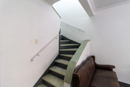 Casa à venda com 135m², 3 quartos e 1 vaga Casa à venda com 135m², 3 quartos e 1 vagaEscada para Piso Superior