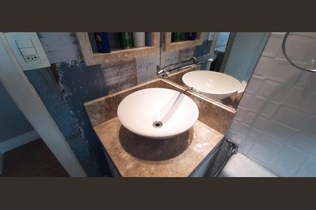 Casa à venda com 178m², 3 quartos e 2 vagasBanheiro