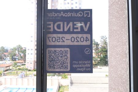 Apartamento à venda com 42m², 2 quartos e 1 vagaPlaca instalada na janela da sala