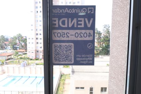 Apartamento à venda com 42m², 2 quartos e 1 vagaPlaca instalada na janela da sala
