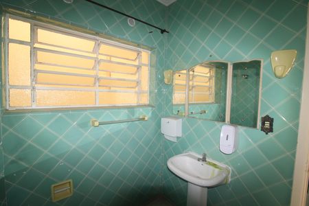 Casa para alugar com 315m², 3 quartos e 5 vagasBanheiro 1