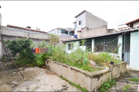 Casa à venda com 267m², 4 quartos e 3 vagas Casa à venda com 267m², 4 quartos e 3 vagasQuintal