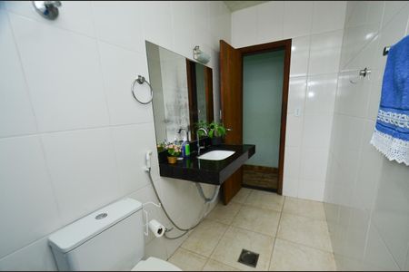 Casa à venda com 267m², 4 quartos e 3 vagas Casa à venda com 267m², 4 quartos e 3 vagasBanheiro social