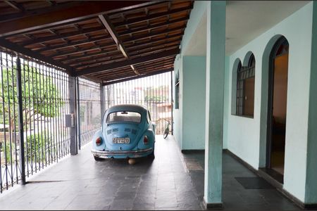 Casa à venda com 267m², 4 quartos e 3 vagas Casa à venda com 267m², 4 quartos e 3 vagasGaragem