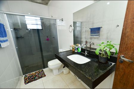 Casa à venda com 267m², 4 quartos e 3 vagas Casa à venda com 267m², 4 quartos e 3 vagasBanheiro social