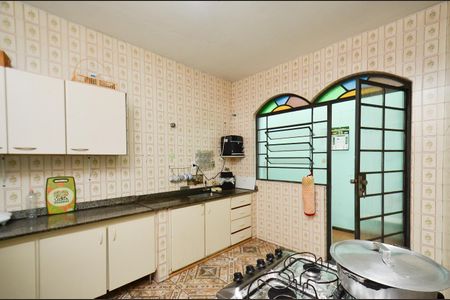Casa à venda com 267m², 4 quartos e 3 vagas Casa à venda com 267m², 4 quartos e 3 vagasCozinha