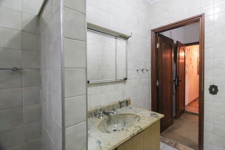 Casa à venda com 912m², 4 quartos e 10 vagas Casa à venda com 912m², 4 quartos e 10 vagasBanheiro da Suíte 1