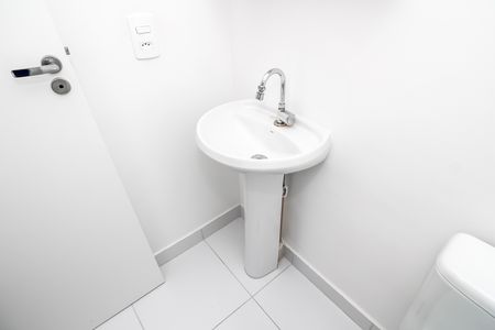 Banheiro de apartamento para alugar com 1 quarto, 28m² em Parque Industrial Tomas Edson, São Paulo