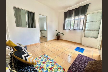 Casa à venda com 50m², 2 quartos e 2 vagasSala