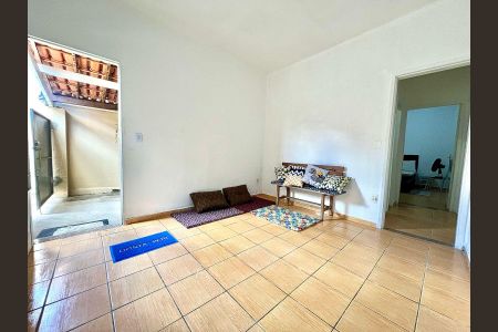 Casa à venda com 50m², 2 quartos e 2 vagasSala