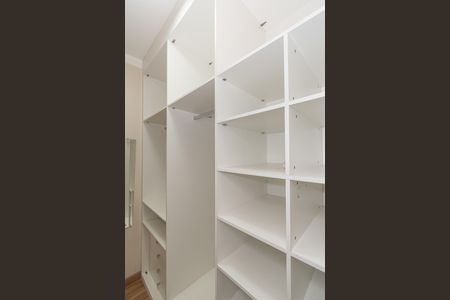 Casa de condomínio para alugar com 240m², 3 quartos e 4 vagas Casa de condomínio para alugar com 240m², 3 quartos e 4 vagasCloset da suíte 2