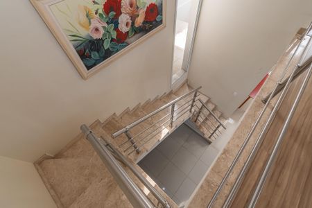 Casa de condomínio para alugar com 240m², 3 quartos e 4 vagas Casa de condomínio para alugar com 240m², 3 quartos e 4 vagasEscada