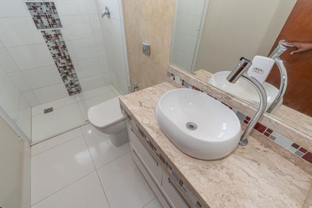 Casa de condomínio para alugar com 240m², 3 quartos e 4 vagas Casa de condomínio para alugar com 240m², 3 quartos e 4 vagasBanheiro da Suíte 3