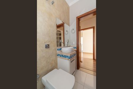 Casa de condomínio para alugar com 240m², 3 quartos e 4 vagas Casa de condomínio para alugar com 240m², 3 quartos e 4 vagasBanheiro da Suíte 1