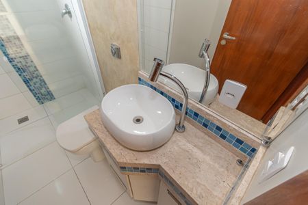 Casa de condomínio para alugar com 240m², 3 quartos e 4 vagas Casa de condomínio para alugar com 240m², 3 quartos e 4 vagasBanheiro da Suíte 1