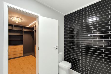 Casa de condomínio à venda com 486m², 5 quartos e 8 vagas Casa de condomínio à venda com 486m², 5 quartos e 8 vagasBanheiro da Suíte 1