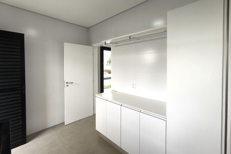 Casa de condomínio à venda com 486m², 5 quartos e 8 vagas Casa de condomínio à venda com 486m², 5 quartos e 8 vagasÁrea de Serviço