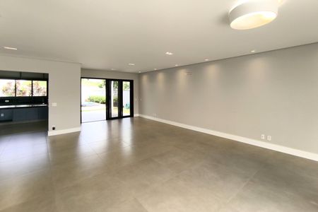 Casa de condomínio à venda com 486m², 5 quartos e 8 vagas Casa de condomínio à venda com 486m², 5 quartos e 8 vagasSala