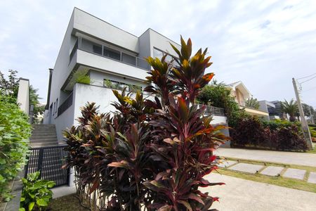 Casa de condomínio à venda com 486m², 5 quartos e 8 vagas Casa de condomínio à venda com 486m², 5 quartos e 8 vagasFachada