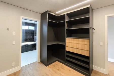 Casa de condomínio à venda com 486m², 5 quartos e 8 vagas Casa de condomínio à venda com 486m², 5 quartos e 8 vagasCloset da Suíte 1