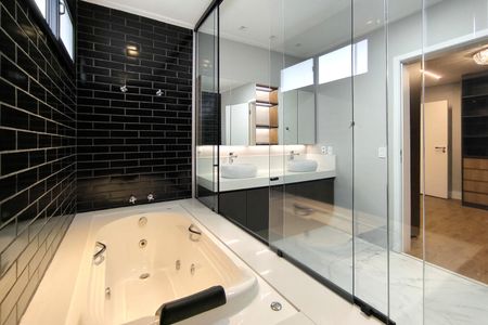 Casa de condomínio à venda com 486m², 5 quartos e 8 vagas Casa de condomínio à venda com 486m², 5 quartos e 8 vagasBanheiro da Suíte 1