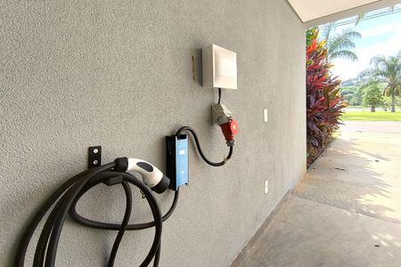 Casa de condomínio à venda com 486m², 5 quartos e 8 vagas Casa de condomínio à venda com 486m², 5 quartos e 8 vagasCarregador de Carros