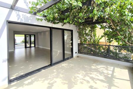 Casa de condomínio à venda com 486m², 5 quartos e 8 vagas Casa de condomínio à venda com 486m², 5 quartos e 8 vagasVaranda da Sala