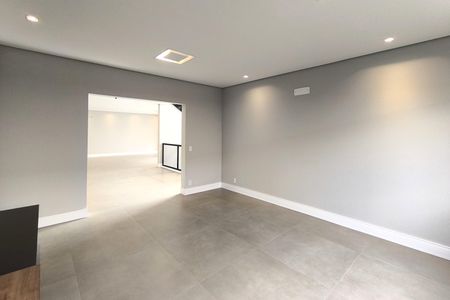 Casa de condomínio à venda com 486m², 5 quartos e 8 vagas Casa de condomínio à venda com 486m², 5 quartos e 8 vagasSala de TV