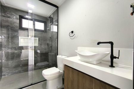 Casa de condomínio à venda com 486m², 5 quartos e 8 vagas Casa de condomínio à venda com 486m², 5 quartos e 8 vagasBanheiro Social