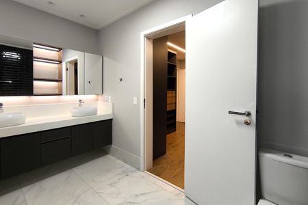 Casa de condomínio à venda com 486m², 5 quartos e 8 vagas Casa de condomínio à venda com 486m², 5 quartos e 8 vagasBanheiro da Suíte 1