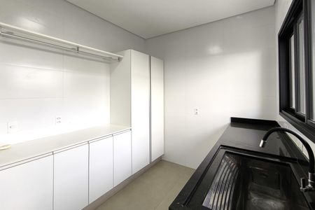 Casa de condomínio à venda com 486m², 5 quartos e 8 vagas Casa de condomínio à venda com 486m², 5 quartos e 8 vagasÁrea de Serviço