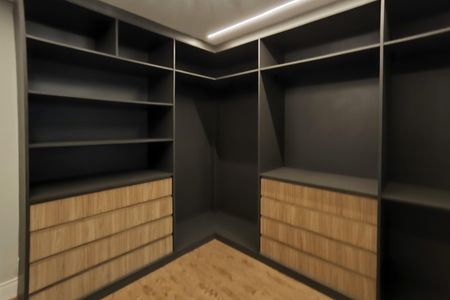 Casa de condomínio à venda com 486m², 5 quartos e 8 vagas Casa de condomínio à venda com 486m², 5 quartos e 8 vagasCloset da Suíte 1