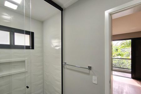 Casa de condomínio à venda com 486m², 5 quartos e 8 vagas Casa de condomínio à venda com 486m², 5 quartos e 8 vagasBanheiro da Suíte 2