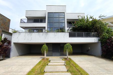 Casa de condomínio à venda com 486m², 5 quartos e 8 vagas Casa de condomínio à venda com 486m², 5 quartos e 8 vagasFachada