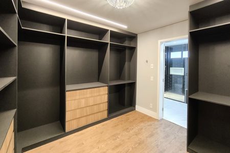 Casa de condomínio à venda com 486m², 5 quartos e 8 vagas Casa de condomínio à venda com 486m², 5 quartos e 8 vagasCloset da Suíte 1