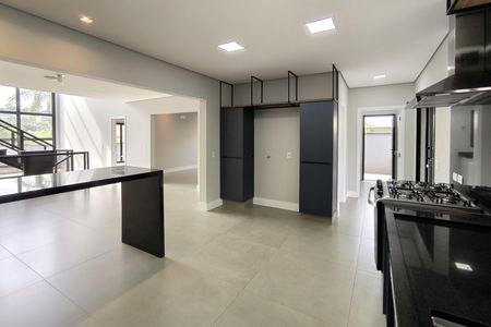 Casa de condomínio à venda com 486m², 5 quartos e 8 vagas Casa de condomínio à venda com 486m², 5 quartos e 8 vagasCozinha