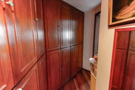 Apartamento à venda com 140m², 3 quartos e 3 vagas Apartamento à venda com 140m², 3 quartos e 3 vagasCloset da suíte