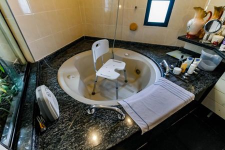 Apartamento à venda com 140m², 3 quartos e 3 vagas Apartamento à venda com 140m², 3 quartos e 3 vagasBanheiro da Suíte - Banheira