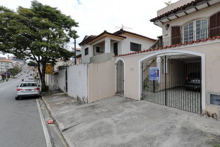 Casa para alugar com 200m², 2 quartos e 2 vagasFachada