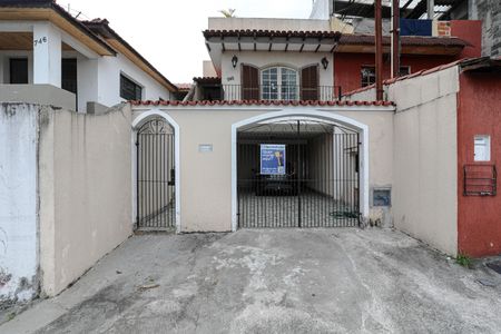 Casa para alugar com 200m², 2 quartos e 2 vagasFachada