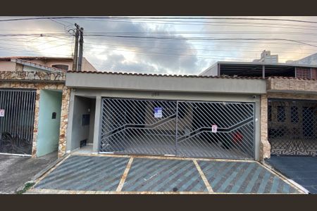 Casa à venda com 119m², 3 quartos e 2 vagas Casa à venda com 119m², 3 quartos e 2 vagasFachada