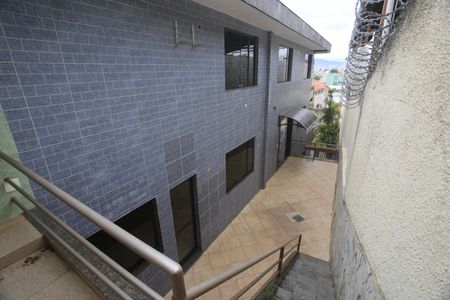 Casa para alugar com 384m², 5 quartos e 5 vagasEscada