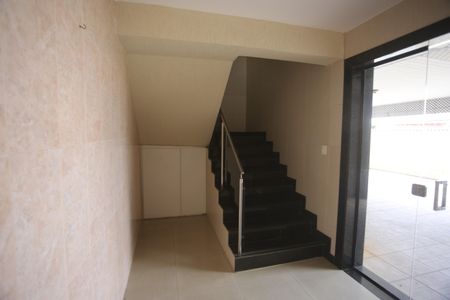 Casa para alugar com 384m², 5 quartos e 5 vagasEscada
