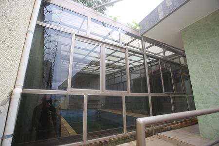 Casa para alugar com 384m², 5 quartos e 5 vagasEscada