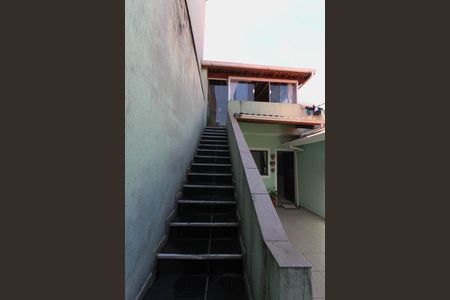 Casa à venda com 196m², 4 quartos e 4 vagas Casa à venda com 196m², 4 quartos e 4 vagasEscada da Área comum