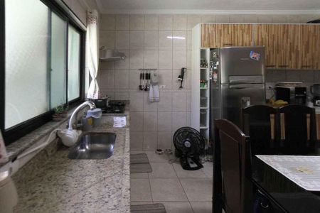 Casa à venda com 196m², 4 quartos e 4 vagas Casa à venda com 196m², 4 quartos e 4 vagasCozinha