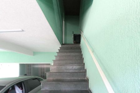 Casa à venda com 196m², 4 quartos e 4 vagas Casa à venda com 196m², 4 quartos e 4 vagasEscada da Garagem