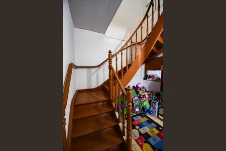 Casa para alugar com 250m², 4 quartos e 3 vagasEscada de acesso ao segundo andar