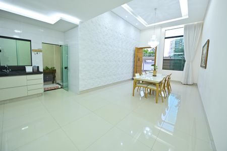 Casa para alugar com 210m², 3 quartos e 2 vagas Casa para alugar com 210m², 3 quartos e 2 vagasSala