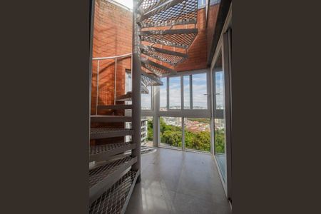 Apartamento à venda com 238m², 2 quartos e 2 vagasEscada